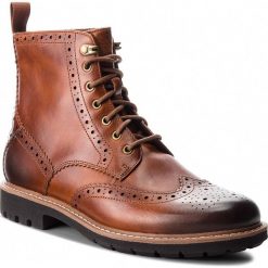 Kozaki CLARKS - Batcombe Lord 261271907 Dark Tan Leather. Brązowe glany męskie marki Clarks, z materiału. W wyprzedaży za 439,00 zł.