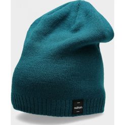 Czapka męska CAM600 - morska zieleń - Outhorn. Żółte czapki męskie Outhorn, na zimę, bez wzorów, z dzianiny. Za 19,99 zł.