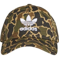 CZAPKA ADIDAS ORIGINALS ADICOLOR TREFOIL CAMO (DAMSKA). Zielone czapki damskie Adidas, bez wzorów. W wyprzedaży za 99,99 zł.