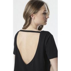 Czarny T-shirt Petotai. Czarne bluzki damskie Born2be, s, bez wzorów, z dzianiny, z okrągłym kołnierzem, z krótkim rękawem. Za 39,99 zł.