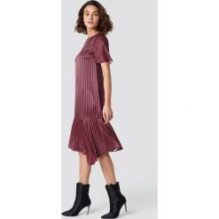 Emilie Briting x NA-KD Satynowa sukienka w prążki - Red. Czerwone sukienki damskie marki Emilie Briting x NA-KD, na co dzień, w paski, z satyny, z asymetrycznym kołnierzem, z krótkim rękawem, krótkie, midi, asymetryczne. W wyprzedaży za 48,78 zł.