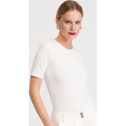 T-shirt z prążkowanej dzianiny - Kremowy. Białe t-shirty damskie Reserved, s, bez wzorów, z dzianiny, bez kołnierzyka. Za 59,99 zł.