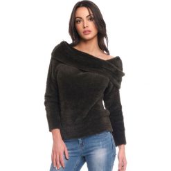 Sweter "Thea" w kolorze khaki. Brązowe swetry damskie Scarlet Jones, m, bez wzorów, bez rękawów, bez kaptura. W wyprzedaży za 169,95 zł.
