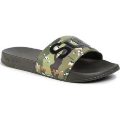 Klapki SUPERDRY - Classic Pool Slide MF300004A Camo F28. Zielone klapki męskie Superdry, ze skóry ekologicznej, bez zapięcia. Za 129,00 zł.