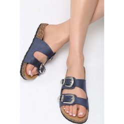 Niebieskie Klapki Blue Lagoon. Niebieskie klapki damskie Born2be, w paski, bez obcasa, na płaskiej podeszwie. Za 34,99 zł.