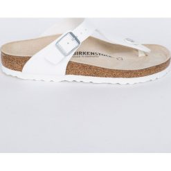 Birkenstock - Japonki. Białe klapki damskie Birkenstock, bez wzorów, ze skóry, bez obcasa, na szpilce. W wyprzedaży za 219,90 zł.