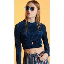 Bluzka o krótkim kroju - Granatowy. Niebieskie bluzki damskie Cropp, s, bez wzorów, bez kołnierzyka, z krótkim rękawem. W wyprzedaży za 39,99 zł.