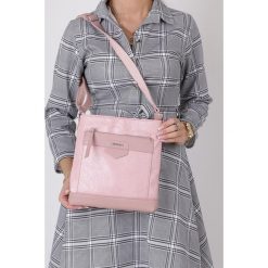 Różowa torebka listonoszka z kieszonką z przodu casu 3661-mm. Różowe listonoszki męskie Casu, bez wzorów, małe. Za 79,99 zł.