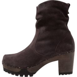 Softclox Botki na platformie moro. Brązowe botki damskie lity marki Softclox, z materiału. Za 839,00 zł.