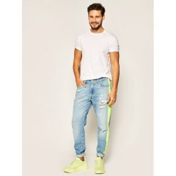 Jeansy Slim Fit Guess Drake M02A37 D3ZJ3. Niebieskie jeansy męskie Guess, m, z aplikacjami, z jeansu. W wyprzedaży za 359,00 zł.