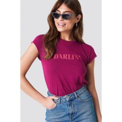 NA-KD T-shirt Darlin' - Purple. Fioletowe t-shirty damskie marki NA-KD, z napisami, z okrągłym kołnierzem. W wyprzedaży za 30,47 zł.