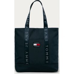 Tommy Jeans - Torebka. Niebieskie torby damskie na zakupy Tommy Jeans, w paski, z poliesteru, na ramię, duże, z nadrukiem, bez dodatków. Za 449,90 zł.