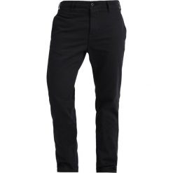 Nudie Jeans ANTON Spodnie materiałowe black. Czarne spodnie męskie marki Nudie Jeans, m, bez wzorów, z bawełny. Za 669,00 zł.