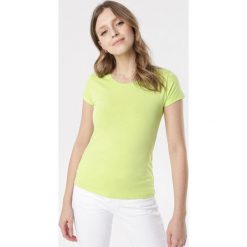 Limonkowy T-shirt Echolaira. Zielone t-shirty damskie Born2be, s, bez wzorów, sportowe, z okrągłym kołnierzem, z krótkim rękawem. Za 34,99 zł.