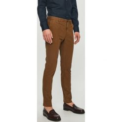 Tommy Hilfiger - Spodnie. Pomarańczowe chinosy męskie marki TOMMY HILFIGER, z elastanu. W wyprzedaży za 399,90 zł.