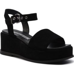 Sandały BRONX - 84763-C BX1561 Black 01. Czarne klapki damskie Bronx, bez wzorów, ze skóry, bez obcasa, na obcasie. W wyprzedaży za 339,00 zł.