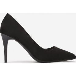 Czarne Zamszowe Szpilki Phrixa. Czarne szpilki Born2be, bez wzorów, ze skóry, eleganckie, ze szpiczastym noskiem, na wysokim obcasie, na szpilce, bez zapięcia. Za 89,99 zł.