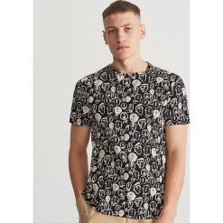 T-shirt z printem - Czarny. Czarne t-shirty męskie Reserved, s, bez wzorów, bez kołnierzyka. Za 39,99 zł.
