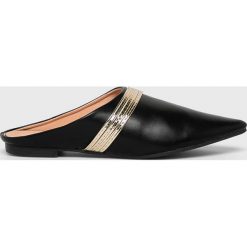 Answear - Klapki R and Be. Czarne klapki damskie ANSWEAR, bez wzorów, z gumy, bez obcasa. W wyprzedaży za 39,90 zł.