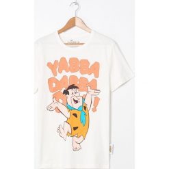 Koszulka z nadrukiem The Flintstones - Kremowy. Białe koszulki męskie House, s, z nadrukiem, bez kołnierzyka, bez rękawów. Za 49,99 zł.