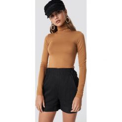 NA-KD Classic Szorty w prążki - Black. Czarne szorty damskie NA-KD Classic, w prążki, z podwyższonym stanem. Za 121,95 zł.