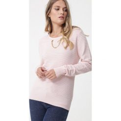 Jasnoróżowy Sweter Deering. Różowe swetry damskie Born2be, xl, w paski, prążkowane, eleganckie, z długim rękawem, długie, bez kaptura. Za 79,99 zł.