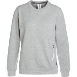 Super.natural VACATION KNIT CREW Bluza grey melange. Szare bluzy sportowe damskie marki super.natural, l, z bawełny. W wyprzedaży za 377,40 zł.