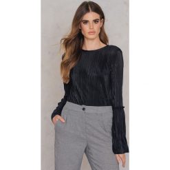 NA-KD Party Top Pleated Frill Sleeve - Black. Czarne topy damskie NA-KD Party, bez wzorów, z jedwabiu, z falbankami. W wyprzedaży za 36,58 zł.