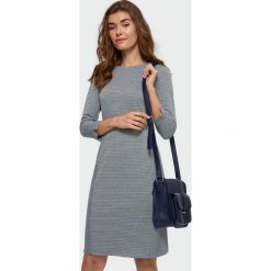 Elegancka sukienka w pepitkę. Sukienki damskie Greenpoint, bez wzorów, z elastanu, eleganckie, bez kołnierzyka, bez rękawów. Za 119,99 zł.