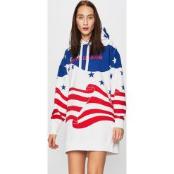 Calvin Klein Jeans - Sukienka. Szare sukienki damskie marki Calvin Klein Jeans, na co dzień, s, bez wzorów, z bawełny, casualowe, z kapturem, bez rękawów, mini, proste. Za 579,90 zł.