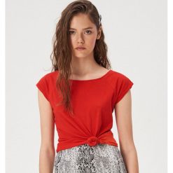 Bawełniana koszulka basic - Czerwony. Czerwone koszulki damskie Sinsay, xl, bez wzorów, z bawełny, bez kołnierzyka, bez rękawów. Za 9,99 zł.