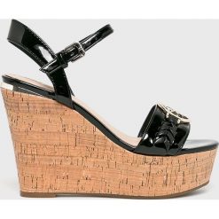 Guess Jeans - Sandały Gesina2. Szare koturny damskie Guess Jeans, bez obcasa, na obcasie, na klamry. Za 629,90 zł.
