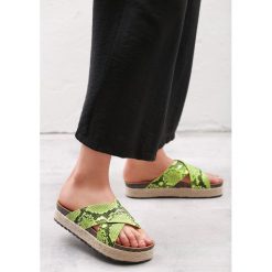 Żółte Klapki Irreverence. Żółte klapki damskie Born2be, w paski, ze skóry, bez obcasa, na płaskiej podeszwie. Za 79,99 zł.