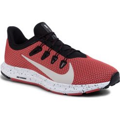 Buty NIKE - Quest 2 Se CJ6185 600 University Red/Desert Sand. Czerwone buty sportowe męskie Nike, z tworzywa sztucznego, bez zapięcia, do biegania. Za 379,00 zł.