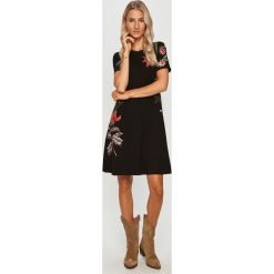 Desigual - Sukienka. Czarne sukienki damskie Desigual, na co dzień, s, z nadrukiem, z elastanu, casualowe, z okrągłym kołnierzem, z krótkim rękawem, krótkie, mini, rozkloszowane. Za 299,90 zł.