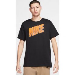 Nike Sportswear Koszulka Czarny. Czarne podkoszulki męskie Nike, s, z nadrukiem, z bawełny, bez kołnierzyka, z krótkim rękawem, krótkie. Za 85,95 zł.