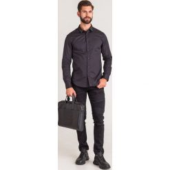 TORBA BIZNESOWA Emporio Armani. Czarne torby męskie skórzane w paski, z tkaniny, biznesowe, małe. Za 647,40 zł.
