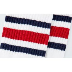 Sportowe skarpetki w szerokie paski. Białe skarpetki damskie Pull&Bear, w paski. Za 19,90 zł.