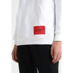 Calvin Klein Jeans HOODIE Bluza z kapturem bright white/black. Białe bluzy z kapturem damskie Calvin Klein Jeans, xl, z bawełny. Za 509,00 zł.