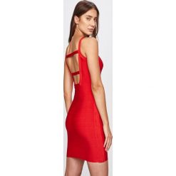 Marciano Guess - Sukienka. Czerwone sukienki damskie MARCIANO GUESS, na co dzień, s, z aplikacjami, z elastanu, casualowe, z okrągłym kołnierzem, bez rękawów, proste. W wyprzedaży za 339,90 zł.