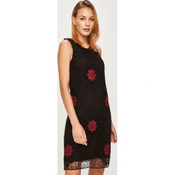 Desigual - Sukienka. Czarne sukienki damskie Desigual, na co dzień, w koronkowe wzory, z bawełny, z okrągłym kołnierzem, bez rękawów, mini, proste. W wyprzedaży za 329,90 zł.
