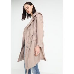 AllSaints KINSLEY Parka dusty pink. Różowe płaszcze damskie marki AllSaints, s, bez wzorów, z wiskozy, bez kaptura. W wyprzedaży za 661,05 zł.