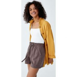 Gładkie spodenki paperbag. Szare szorty damskie Pull&Bear, bez wzorów. Za 69,90 zł.