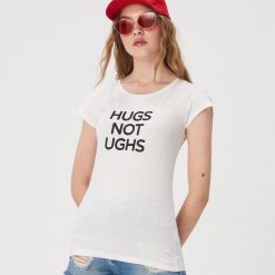 T-shirt Hugs not ughs - Biały. Białe t-shirty damskie Sinsay, xl, bez wzorów, bez kołnierzyka. Za 9,99 zł.