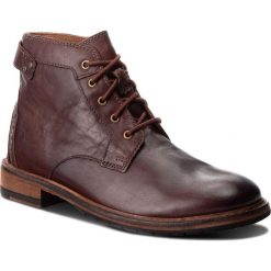 Kozaki CLARKS - Clarkdale Bud 261277757 Mahogany Leather. Brązowe glany męskie Clarks, z materiału. W wyprzedaży za 409,00 zł.