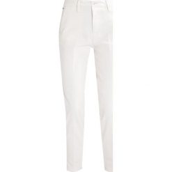 GStar BRONSON MID SKINNY CHINO Chinosy milk. Białe chinosy damskie G-Star, z bawełny. W wyprzedaży za 252,45 zł.