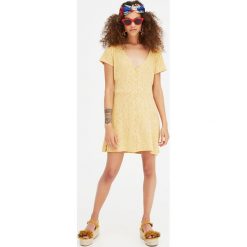 Sukienka z prążkowanego materiału z guzikami. Szare sukienki z falbanami marki Pull&Bear, z dzianiny. Za 69,90 zł.