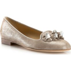 Buty damskie. Niebieskie baleriny damskie Wittchen, z aplikacjami, ze skóry, eleganckie, bez obcasa. W wyprzedaży za 279,92 zł.