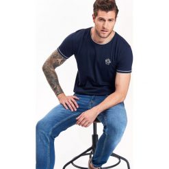T-SHIRT MĘSKI GŁADKI Z KONTRASTOWYM LAMOWANIEM. Niebieskie t-shirty męskie Top Secret, na zimę, xl, z nadrukiem, z bawełny, z okrągłym kołnierzem, krótkie. W wyprzedaży za 19,99 zł.