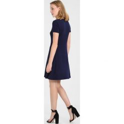 Sukienki dzianinowe: GAP Sukienka dzianinowa navy uniform